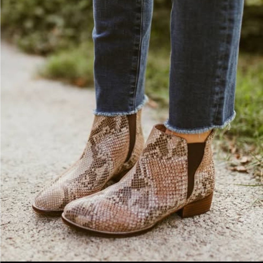 Steve Madden Jumble Snake Print Pointed Toe Ankle Boots Size 8